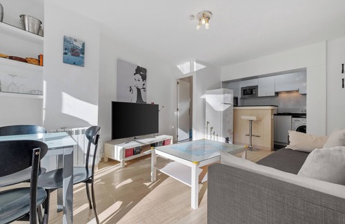Palma de Mallorca Apartment | Cozy Apartment with Terrace and Oceanfront Amenities