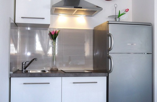 Zrce Apartment | Relaxing Apartment with Terrace & Free WiFi by the Ocean