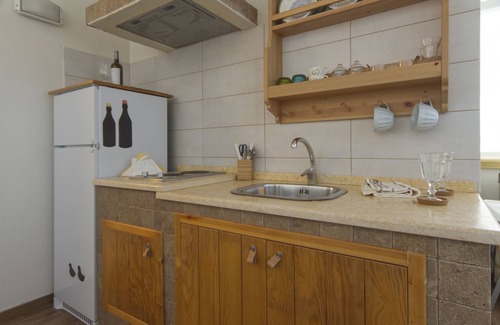 Marsala Apartment | Top-Rated Apartment with Veranda in Hydra - Pet Friendly