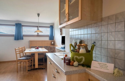 Feldthurns Apartment | Scenic Apartment Woehrmannhof Birnblüte with Mountain Views