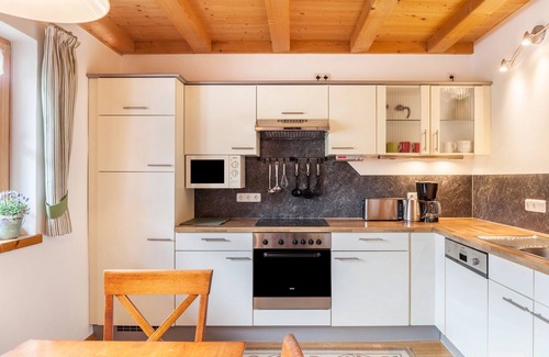 Unterammergau Apartment | Cozy Apartment 'Wohnung Grün' with Mountain View & Wi-Fi