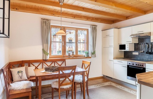 Unterammergau Apartment | Cozy Apartment 'Wohnung Grün' with Mountain View & Wi-Fi