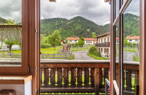Unterammergau Apartment | Cozy Apartment 'Wohnung Grün' with Mountain View & Wi-Fi