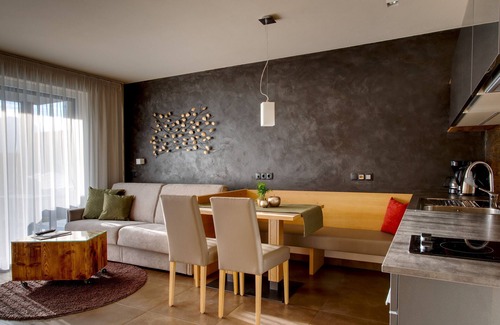 Rifiano Apartment | Cozy Apartment "Wohnung1" with Mountain View & Shared Pool