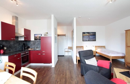 Steinbeckervorstadt Apartment | Pet-Friendly Apartment Yachthafendomizil with Ocean Views
