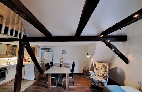 Gunzenhausen Apartment | Apartment 'Zentrale Altbau Fewo Marktplatz' with Wifi