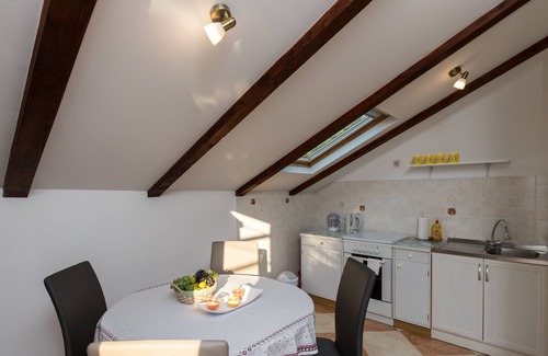 Cilipi Apartment | Ocean View Retreat: Apartment Zora with Restaurant & Kids' Area