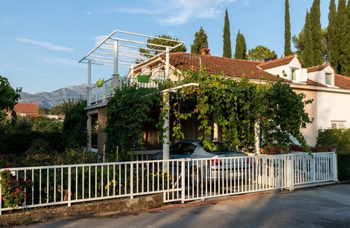Cilipi Apartment | Ocean View Retreat: Apartment Zora with Restaurant & Kids' Area