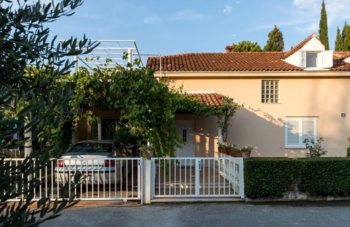 Cilipi Apartment | Ocean View Retreat: Apartment Zora with Restaurant & Kids' Area