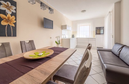 Tramin Apartment | Relax at Apartment Zwerger 'Südost' with Pool & Balcony