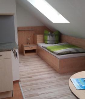 Zwenkau House | Budget-Friendly Apartmenthaus Zwenkau with Kitchen Amenities