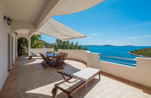 Vinisce Apartment | Experience Oceanfront Bliss at Apartments Amavi