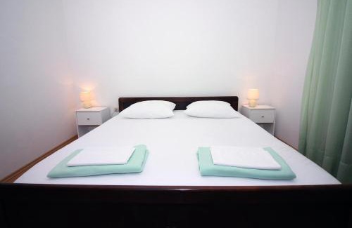 Tijesno House | Oceanfront Apartments and Rooms in Tisno, Murter - 9/10 Rated