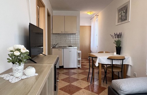 Cove Tri Zala (Zrnovo) House | Highly Rated Apartments and Rooms Katja & Egon with Kitchen