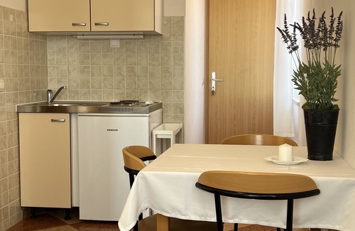 Cove Tri Zala (Zrnovo) House | Highly Rated Apartments and Rooms Katja & Egon with Kitchen