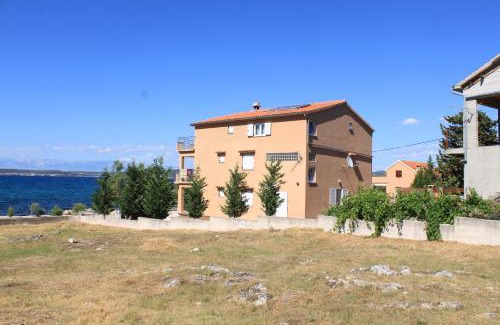Banj Apartment | Cozy Oceanfront Apartments by the Sea in Banj, Pasman