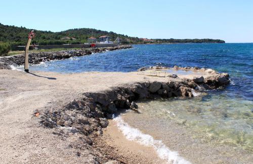 Banj Apartment | Cozy Oceanfront Apartments by the Sea in Banj, Pasman