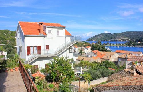 Cove Rogacic Apartment | Beachfront Apartments on Vis Island - Guest Rated 9.7/10