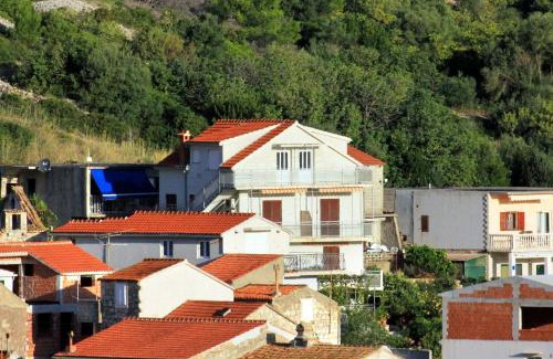 Cove Rogacic Apartment | Beachfront Apartments on Vis Island - Guest Rated 9.7/10