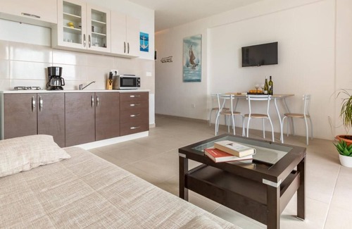 Zadvarje Apartment | Apartments EOLI 1, 4+1 with a beautiful sea view and terrace, next to the sea