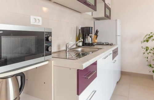 Zadvarje Apartment | Apartments EOLI 1, 4+1 with a beautiful sea view and terrace, next to the sea
