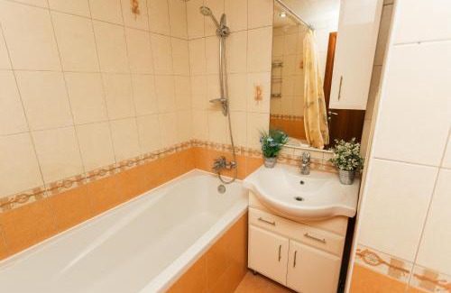 Zarichnyi District Apartment | Pet-Friendly Apartments Faraon with Ocean View & Hot Tub