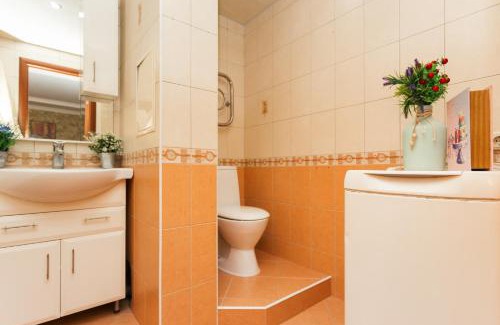 Zarichnyi District Apartment | Pet-Friendly Apartments Faraon with Ocean View & Hot Tub