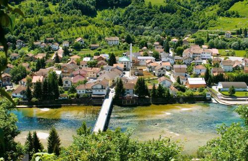 Kulen Vakuf Apartment | Pet-Friendly Apartments Galijasevic with Oceanfront Views