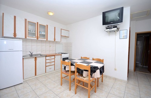 Povljana Apartment | Highly Rated Oceanfront Apartments Tome in Povljana, Pag