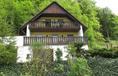 Goessweinstein Apartment | Welcoming Apartment in Behringersmühle with Great Amenities