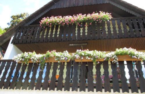 Goessweinstein Apartment | Welcoming Apartment in Behringersmühle with Great Amenities