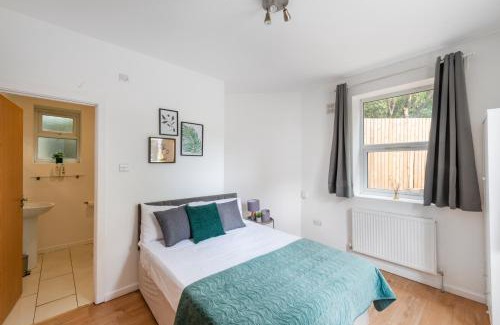 Tulse Hill Apartment | Cozy Apartments in Brixton by Brockwell Park: Family-Friendly