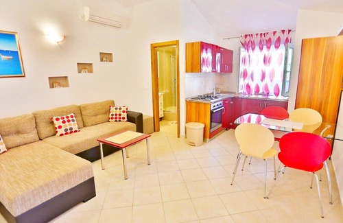 Cove Osibova (Milna) Apartment | Inviting Oceanfront Apartments Ivan in Osibova, Croatia