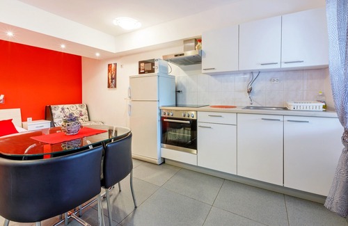 Crikvenica Apartment | Inviting Apartments Ivana with Oceanfront Pool Access