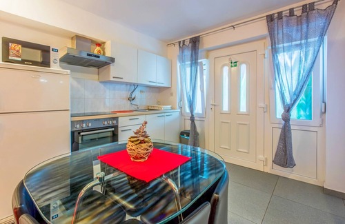 Crikvenica Apartment | Inviting Apartments Ivana with Oceanfront Pool Access