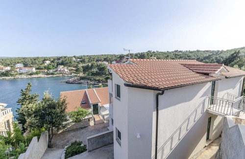 Cove Basina (Jelsa) Apartment | Cozy Apartments Ivo with Ocean View & Pet-Friendly Amenities