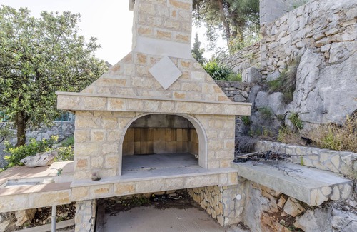 Cove Basina (Jelsa) Apartment | Cozy Apartments Ivo with Ocean View & Pet-Friendly Amenities