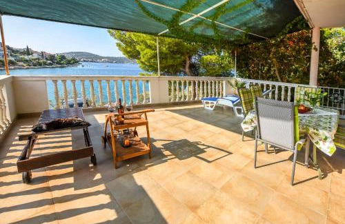 Dvornica Apartment | Guest Rated: 10/10 at Apartments Kresimir with Ocean Views