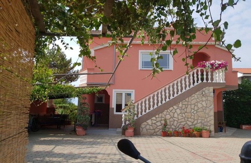 Bogovici House | Inviting Apartments Lea with Pool and Oceanfront Views