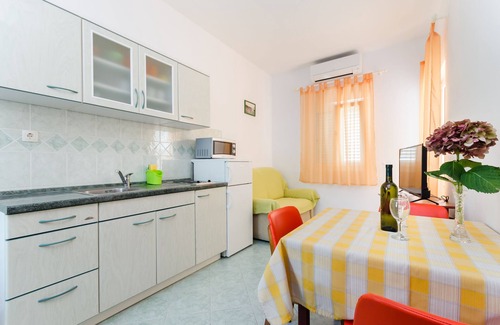 Lopar Apartment | Oceanfront Family Retreat at Apartments Marija & Lino