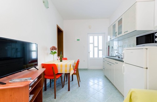 Lopar Apartment | Oceanfront Family Retreat at Apartments Marija & Lino
