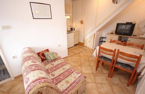 Cove Rogacic Apartment | Apartments Mat (10207-A2) - Vis - island Vis