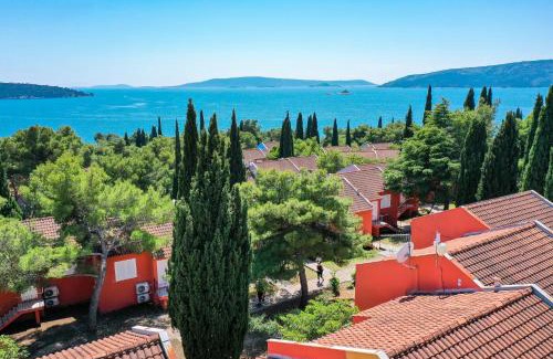 Seget Donji Apartment | Cozy Apartments Medena with Ocean View and Pool Access