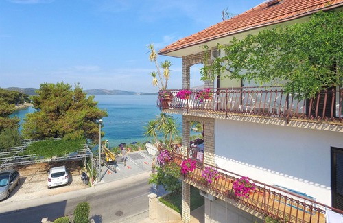 Trogir Apartment | Top-Rated Oceanfront Apartments Mira in Trogir