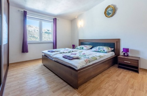 Batomalj Apartment | Oceanfront Apartments Mladen with Pool & Breakfast in Baska