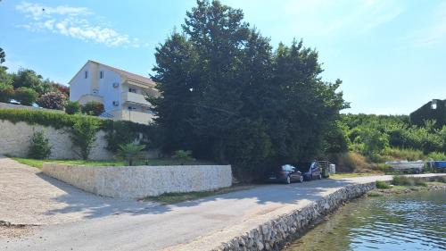 Caska Apartment | Inviting Oceanfront Apartments Nikola Caska with Child-Friendly Amenities