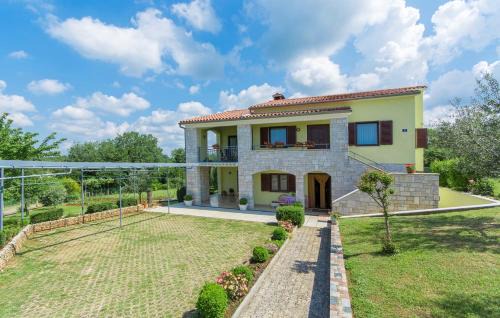 Kirmenjak House | Pet-Friendly Apartments Rajko: A Family Retreat Awaits