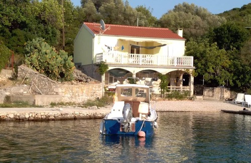 Cove Rogacic Apartment | Apartments Roki (103621-A1) - Vis - island Vis