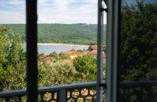 Cizici Apartment | Highly Rated Apartments Srsic with Pool & Family-Friendly Amenities