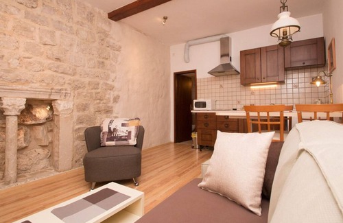 Cove Tri Zala (Zrnovo) Apartment | Pet-Friendly Apartments Sunny Town with Spa and Breakfast